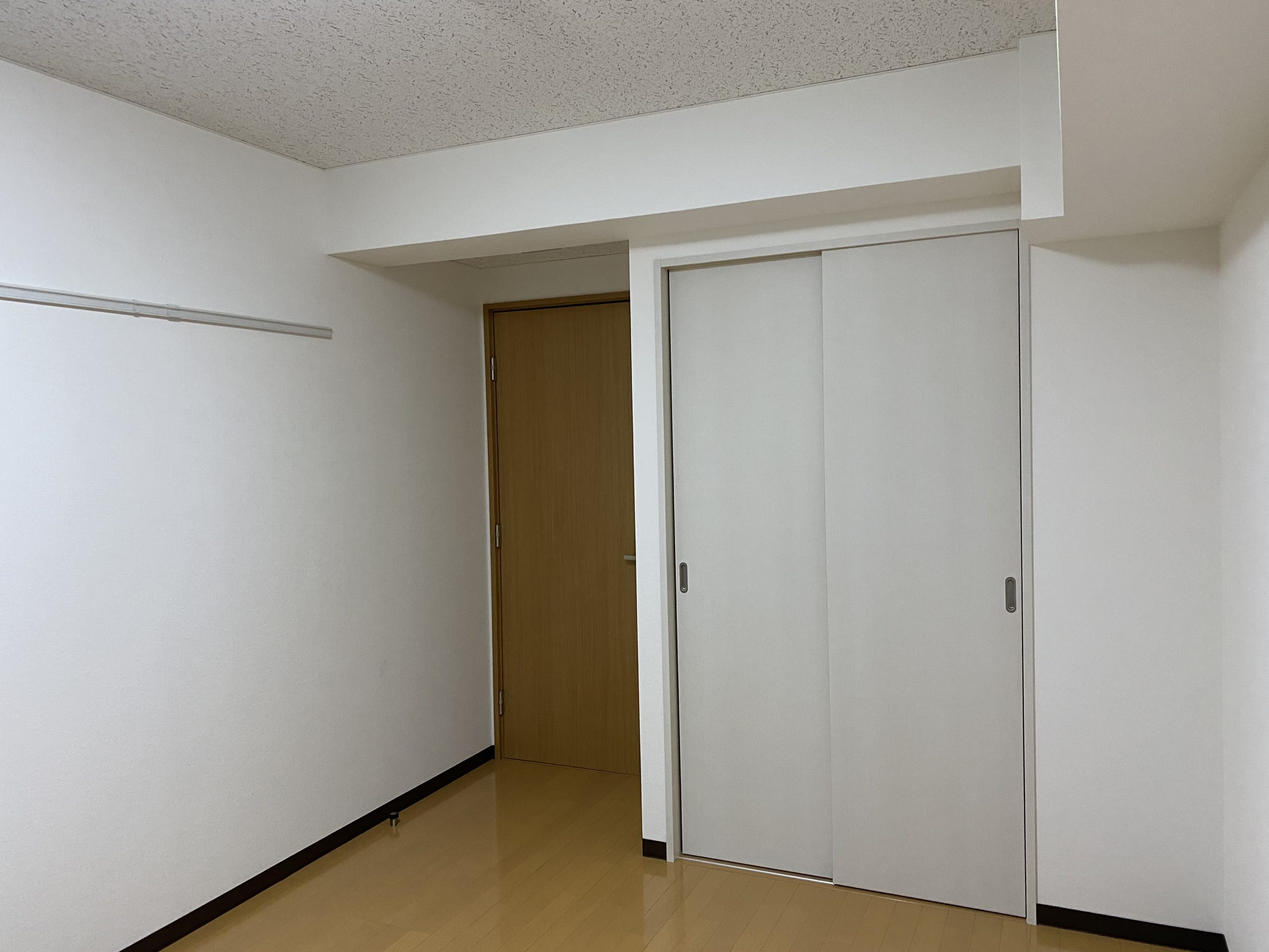 [Sonare]ロイヤルスカーレット Eタイプ 居室1(廊下に向いて床から天井まで含む)307